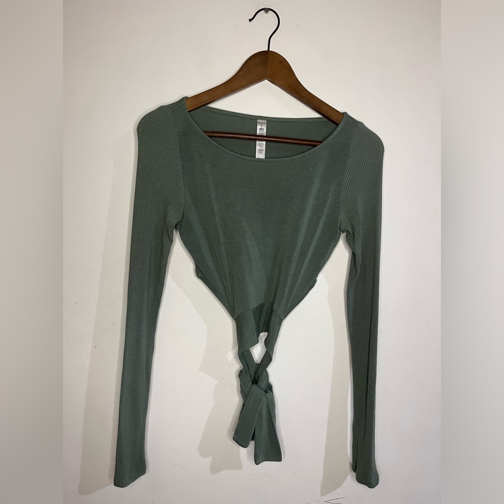 Alo Yoga Barre Cropped Long Sleeve in Moss
